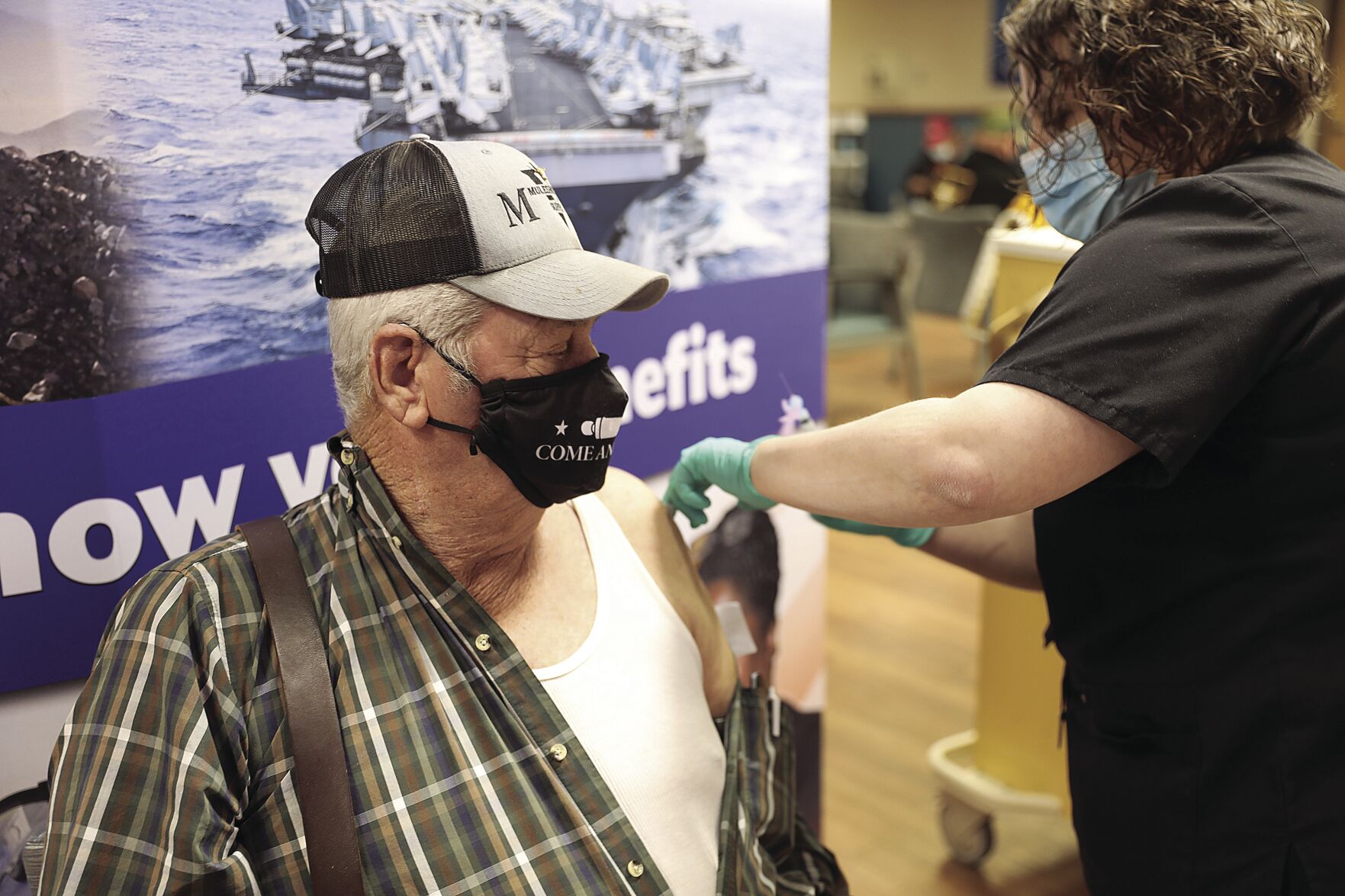 Veteran receives vaccine